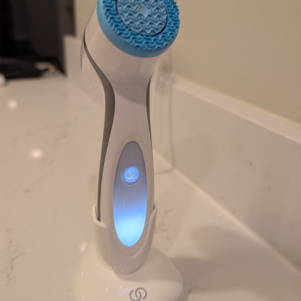 Sonic Facial Cleansing Brush - White and Blue